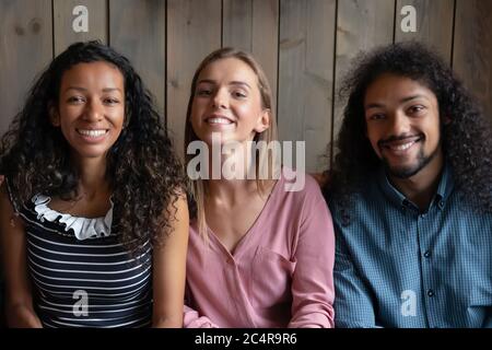 Gruppe von glücklichen multi Rassenfreunde lächeln Blick auf die Kamera Stockfoto