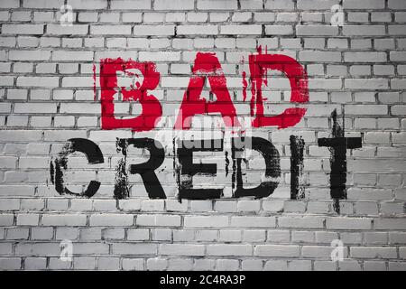 Bad Credit Worte auf Brick Wall Art wie Graffiti Motivations-Anruf an die Wand geschrieben.. Business Foto zeigt unbezahlte hoffnungslose Schulden . Finanzwesen Stockfoto