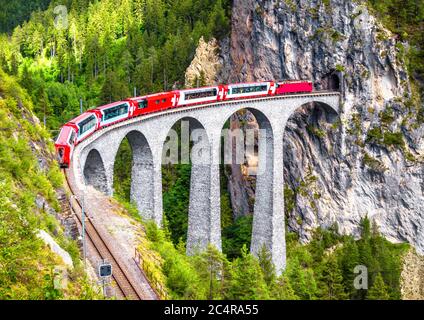 Landwasser Viadukt in Filisur, Schweiz. Es ist Wahrzeichen der Schweizer Alpen. BERNINA Express Zug auf Eisenbahnbrücke in Bergen. Luftaufnahme von Stockfoto