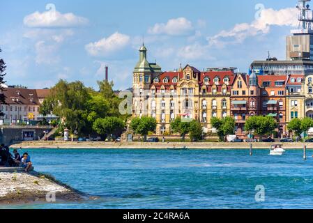 Konstanz, Deutschland – 30. Juli 2019: Landschaft des alten Konstanz oder Konstanz im Sommer. Landschaftlich reizvolle Ansicht der Küste des Bodensees (Bodensee). Böschung mit Stockfoto