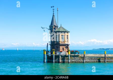 Leuchtturm an alter Anlegestelle im Konstanzer Hafen oder Konstanz. Schöner Blick auf den Bodensee im Sommer. Szenerie des Jahrgangs l Stockfoto