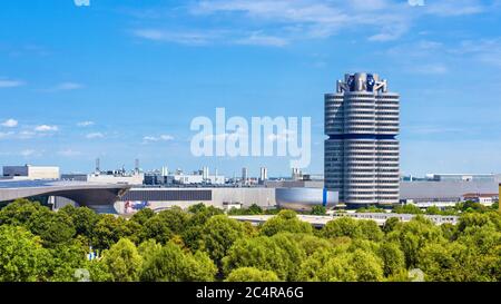 München, Deutschland - 2. Aug 2019: Panorama von München mit dem BMW Hauptsitz oder BMW Vierzylinder Gebäude in Bayern. Dieser berühmte Turm ist ein Wahrzeichen Stockfoto