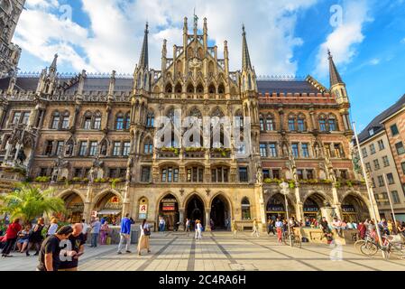 München, Deutschland – 1. August 2019: Berühmter alter Marienplatz in München. Schöne Fassade des gotischen Rathauses oder des Münchner Rathauses. Die Menschen besuchen die ni Stockfoto