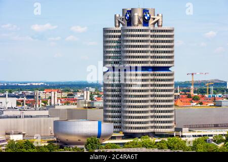 München, Deutschland - 2. Aug 2019: Das BMW Museum und die Weltzentrale oder BMW Vierzylinder Gebäude in München, Bayern. Es ist ein Wahrzeichen der Stadt. München Stockfoto