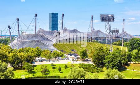 Olympiapark im Sommer, München, Deutschland. Landschaftlich schöner Panoramablick auf den schönen Olympiapark, das berühmte Wahrzeichen Münchens. Szenerie der Architektur Design von München Stockfoto