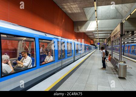 München, Deutschland - 2. August 2019: Im Inneren der U-Bahn-Station in München. Zug mit Fahrgästen in der modernen U-Bahn. Panoramablick auf Plattform der städtischen untergr Stockfoto