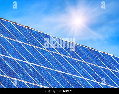 Solarpanel auf Wohnhausdach. Viele blaue Solarzellen auf dem Gebäudetisch für alternative Energie. Photovoltaik-Öko-Paneele für Strom aus c Stockfoto