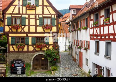 Alte Fachwerkhäuser in Süddeutschland. Schöne typische Häuser in deutschen Dorf. Vintage enge Straße im Sommer. Traditionelles Viertel in Stockfoto