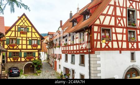 Alte schöne Fachwerkhäuser in Süddeutschland. Schöne typische Häuser in deutschen Dorf. Panoramablick auf die alte schmale Straße im Sommer. Traditionti Stockfoto