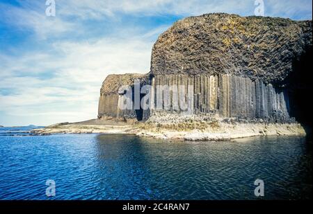 Hoch aufragende Meeresklippen aus sechseckigen Säulen aus Basaltsäulen auf der abgelegenen Insel Staffa, Schottland, Großbritannien. Stockfoto