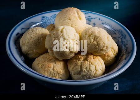 Ein Teller voll mit einem traditionellen Essen aus paraguay. Typischer paraguayischer Käseteig Stockfoto