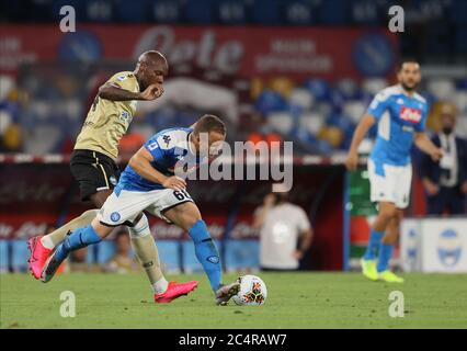 Neapel, Kampanien, Italien. Juni 2020. 28. Juni 2020; Stadio San Paolo, Neapel, Kampanien, Italien; Serie A Fußball, Napoli gegen SPAL; Stanislav Lobotka von Napoli wird auf dem Ball Foulled Credit: Action Plus Sports Images/Alamy Live News Stockfoto