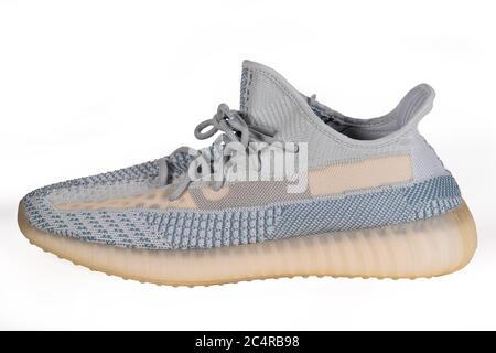 Moskau, Russland - Juni 2020 : Adidas Yeezy Boost 350 V2 Cloud White - berühmte Limited Collection Fashion Sneakers von Kanye West und Adidas Collaboration, trendige Sportschuhe. Stockfoto