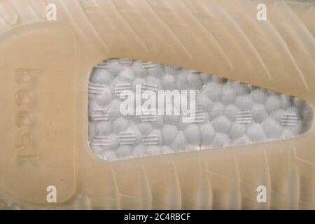 Moskau, Russland - Juni 2020 : Boost Granulat von Adidas Yeezy Boost 350 V2 Cloud White - berühmte Limited Collection Fashion Sneakers von Kanye West und Adidas Collaboration, Nahaufnahme. Stockfoto