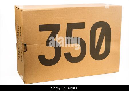 Moskau, Russland - Juni 2020 : Box mit Adidas Yeezy Boost 350 V2 Cloud White - berühmte Limited Collection Fashion Sneakers von Kanye West und Adidas Collaboration, trendige Sportschuhe. Stockfoto