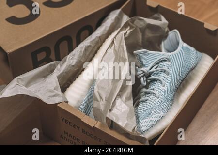 Moskau, Russland - Juni 2020 : Adidas Yeezy Boost 350 V2 Cloud White - berühmte Limited Collection Fashion Sneakers von Kanye West und Adidas Collaboration, trendige Sportschuhe. Stockfoto