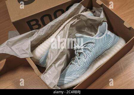 Moskau, Russland - Juni 2020 : Adidas Yeezy Boost 350 V2 Cloud White - berühmte Limited Collection Fashion Sneakers von Kanye West und Adidas Collaboration, trendige Sportschuhe. Stockfoto
