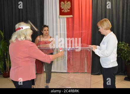 Lubin, Polen. Juni 2020. Die Polen wählen den Präsidenten, um das Wahllokal zu schließen und die Stimmkarten zu entfernen.Kredit: Piotr Twardysko-Wierzbicki/ZUMA Wire/Alamy Live News Stockfoto