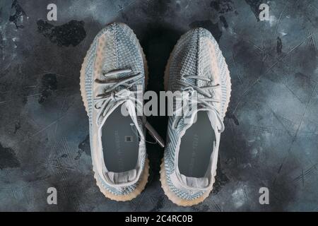 Moskau, Russland - Juni 2020 : Adidas Yeezy Boost 350 V2 Cloud White - berühmte Limited Collection Fashion Sneakers von Kanye West und Adidas Collaboration, trendige Sportschuhe. Stockfoto