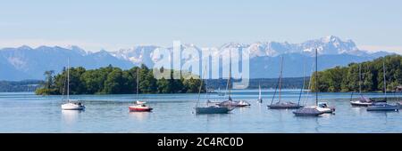 Panorama des Starnberger Sees mit Roseninsel und ankenden Segelbooten. Alpen mit Zugspitze am Horizont. Stockfoto