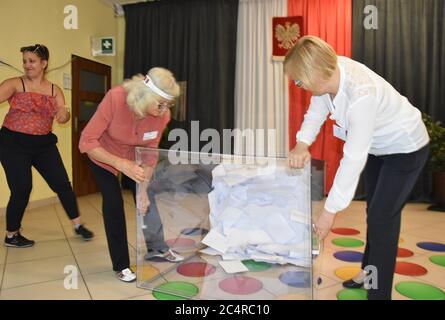 Lubin, Polen. Juni 2020. Die Polen wählen den Präsidenten, um das Wahllokal zu schließen und die Stimmkarten zu entfernen.Kredit: Piotr Twardysko-Wierzbicki/ZUMA Wire/Alamy Live News Stockfoto