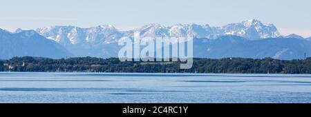 oberbayern Landschaft mit Starnberger See und Wettersteingebirge. Stockfoto