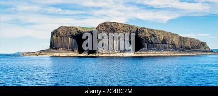 Fingal's Cave (rechts) und Klippen aus säulenförmig angefertigten Basaltsäulen auf der abgelegenen Insel Staffa, Schottland, Großbritannien Stockfoto