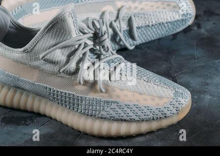 Moskau, Russland - Juni 2020 : Adidas Yeezy Boost 350 V2 Cloud White - berühmte Limited Collection Fashion Sneakers von Kanye West und Adidas Collaboration, trendige Sportschuhe. Stockfoto