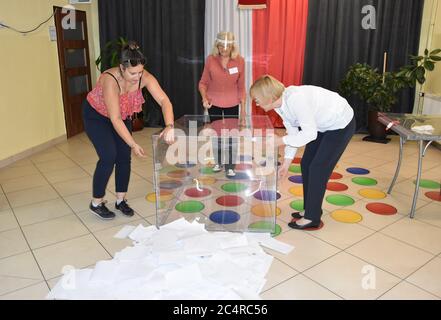 Lubin, Polen. Juni 2020. Die Polen wählen den Präsidenten, um das Wahllokal zu schließen und die Stimmkarten zu entfernen.Kredit: Piotr Twardysko-Wierzbicki/ZUMA Wire/Alamy Live News Stockfoto