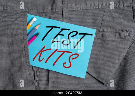 Test-Kits für Handschriften. Konzeptionelle Foto-Tools verwendet, um die Anwesenheit von etwas in der Körper Schreibgeräte und blaue Notiz Papier in p zu erkennen Stockfoto