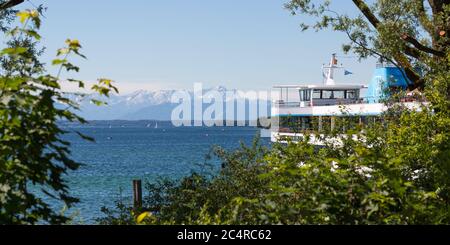 Dampfer am Starnberger See. Alpen mit Zugspitze im Hintergrund. Stockfoto