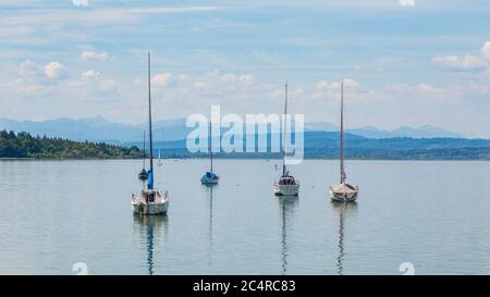 Segelboote am Ammersee anchören. Alpen am Horizont. oberbayerische Landschaft. Stockfoto