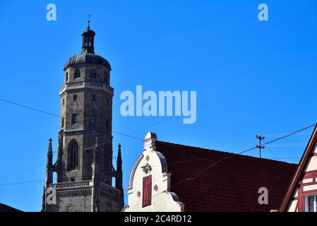 Gotischer Turm der St. Georges Kirche im Mittelalter Geschichte Stadt Nördlingen, Bayern, Deutschland, Europa an einem sonnigen Tag Stockfoto