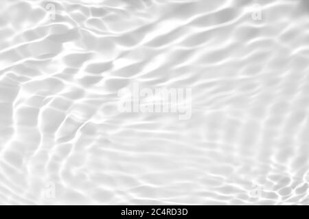 Nahaufnahme der entsättigte transparente klare ruhige Wasseroberfläche Textur mit Spritzern und Blasen. Trendy abstrakt Natur Hintergrund. Stockfoto