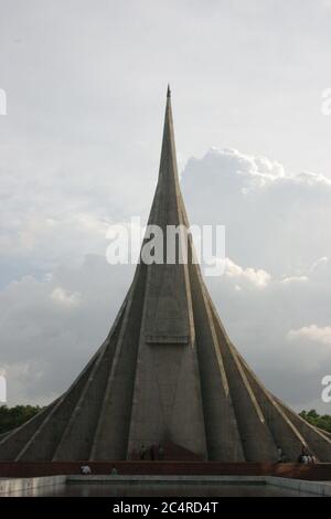 Der National Memorial Tower oder Jatiyo Smriti Soudho (Bengali) symbolisiert die Tapferkeit und das Opfer der Märtyrer des Bangladesh Liberation war von 1971, der Unabhängigkeit von Bangladesch von der pakistanischen Herrschaft gebracht. Es liegt in Savar, 35 km. Von Dhaka Stadt. Das vom Architekten Moinul Hossain entworfene Denkmal ist dem heiligen Gedenken an die Millionen unbekannter Märtyrer des Befreiungskrieges gewidmet. Bangladesch. Stockfoto