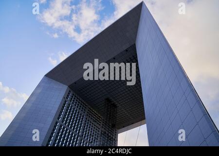 Der große Verteidigungsbogen (La grande Arche de la Defense), der von Erik Reitzel entworfen wurde, ragt über dem Geschäftsviertel La Defense in Paris auf Stockfoto