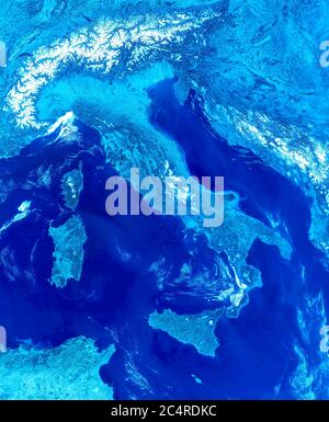Satellitenansicht von Italien, Detail der topografischen Karte Europa. Retuschierte Foto Erde aus dem Weltraum. Kreatives Bild von gefrorenem Gelände, blauer kalter Oberfläche. El Stockfoto
