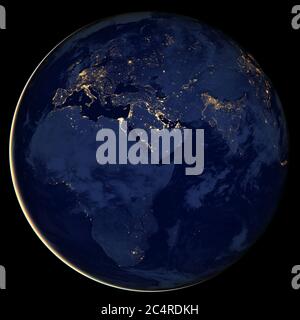 Planet Erde bei Nacht, Blick auf Stadtlichter, die menschliche Aktivitäten in Europa, Afrika und Asien aus dem All zeigen. Weltkarte auf dunklem Globus auf Satellitenfoto. E