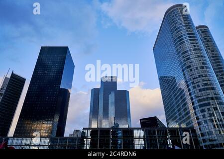 Die Verteidigungsgebäude Total, Areva, Mazars und Coeur im Geschäftsviertel La Defense, Paris, Frankreich Stockfoto