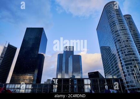 Die Verteidigungsgebäude Total, Areva, Mazars und Coeur im Geschäftsviertel La Defense, Paris, Frankreich Stockfoto