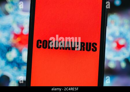 Coronavirus auf dem Smartphone-Bildschirm. Stockfoto