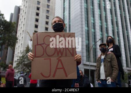 Sao Paulo, Brasilien. Juni 2020. Demonstranten protestieren im Finanzzentrum Sao Paulo gegen den brasilianischen Präsidenten Bolsonaro. Fußballfans und Anhänger der Linkspartei nahmen an der Demonstration Teil, die von der Polizei begleitet wurde. Quelle: Warley Kenji/dpa/Alamy Live News Stockfoto