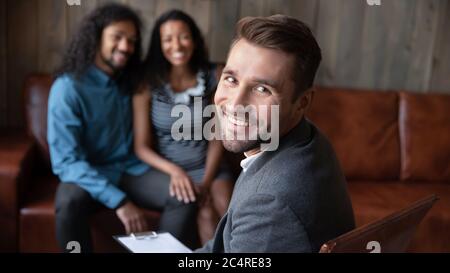 Heiratsberater Porträt, glückliches afrikanisches Paar auf Hintergrund Stockfoto