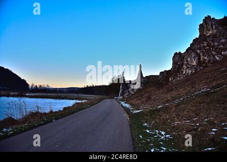 Wandern im UNESCO-Weltkulturerbe an einem kalten Winterabend, Schwäbische Alb, Deutschland, Europa Stockfoto