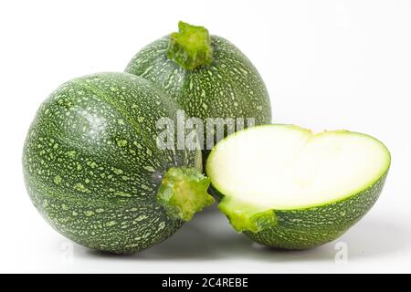 Runde rourgette oder Zucchini auf weißem Hintergrund Stockfoto