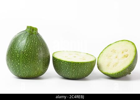 Runde rourgette oder Zucchini auf weißem Hintergrund Stockfoto