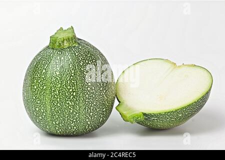 Runde rourgette oder Zucchini auf weißem Hintergrund Stockfoto