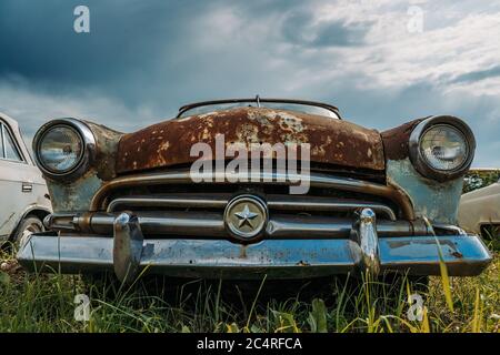 Altes Retro rostig verlassene und vergessene Auto, Vorderansicht. Stockfoto