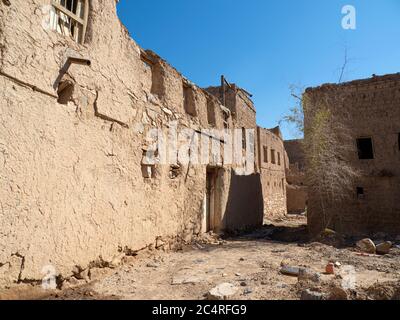 Außenansicht eines meist verlassenen Lehmbauhauses in Bait Al Safah, Al Hamra, Sultanat von Oman. Stockfoto