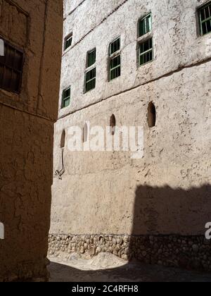 Außenansicht eines meist verlassenen Lehmbauhauses in Bait Al Safah, Al Hamra, Sultanat von Oman. Stockfoto